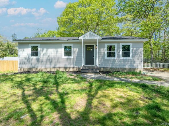 23 Wheat Path Road W, Mount Sinai NY 11766
