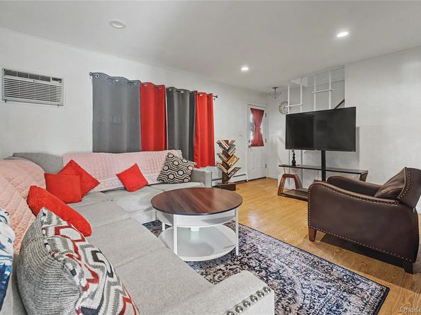 35 Meeting Lane, Hicksville NY 11801