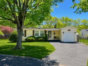 19 Village Circle S, Manorville NY 11949