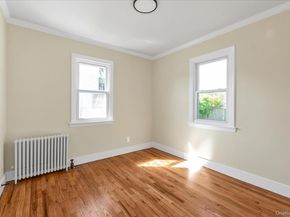 241 Phyllis Drive, Lindenhurst NY 11757