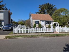 241 Phyllis Drive, Lindenhurst NY 11757