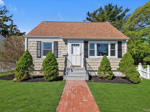 241 Phyllis Drive, Lindenhurst NY 11757