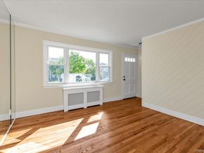 241 Phyllis Drive, Lindenhurst NY 11757