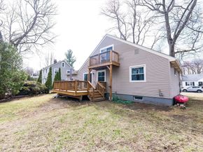 38 Hapgood Rd, Worcester MA 01605