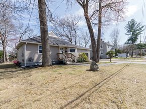 38 Hapgood Rd, Worcester MA 01605