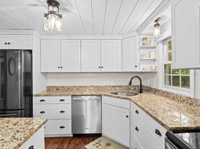 36 Mayflower St, Kingston MA 02364