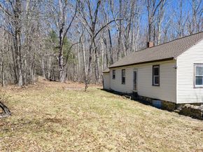 72 Nw Schoolhouse Rd, Dudley MA 01571