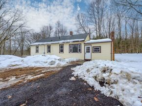 72 Nw Schoolhouse Rd, Dudley MA 01571