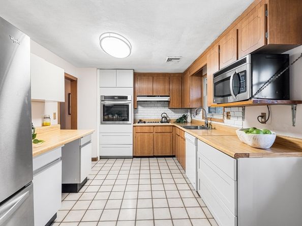 6 Sierra Dr, Chelmsford MA 01824