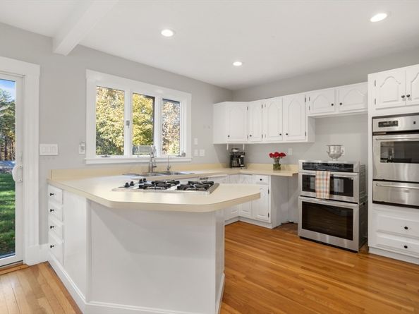 928 Main St, Lynnfield MA 01940