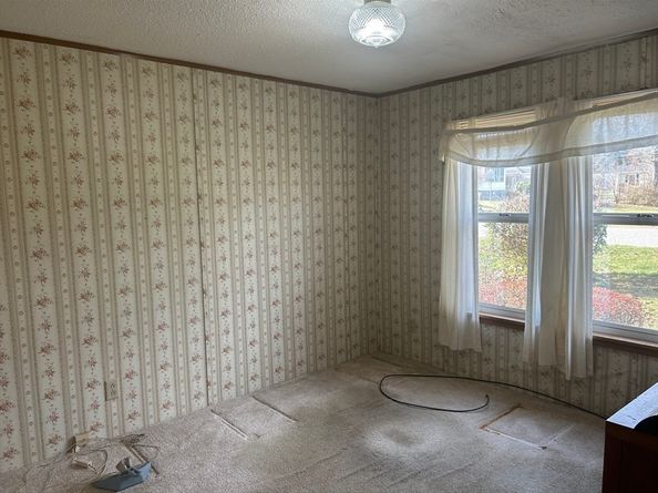 51 Champagne Rd, Gardner MA 01440