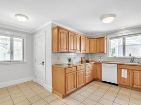 88 Warwick Rd 1, Newton MA 02465
