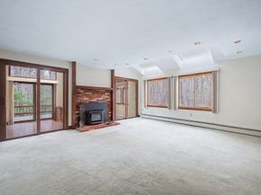 215 North St, Upton MA 01568