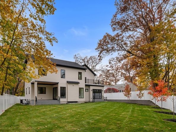 16 Dorcar Rd, Newton MA 02467