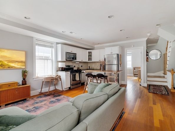 394 E 8th St 3, Boston MA 02127