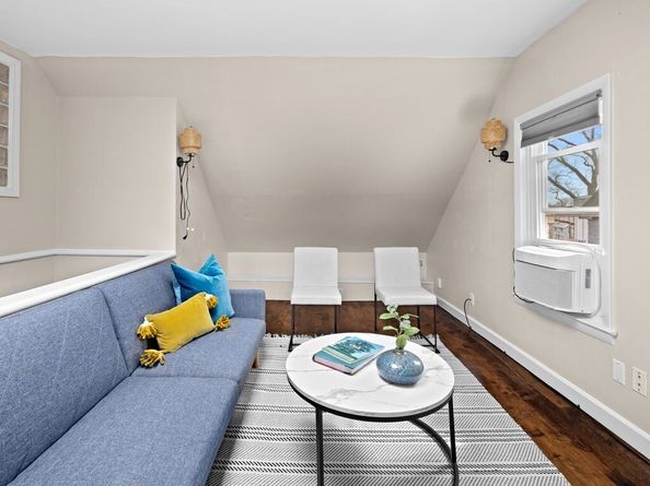 47 R Jamaica 3, Boston MA 02130