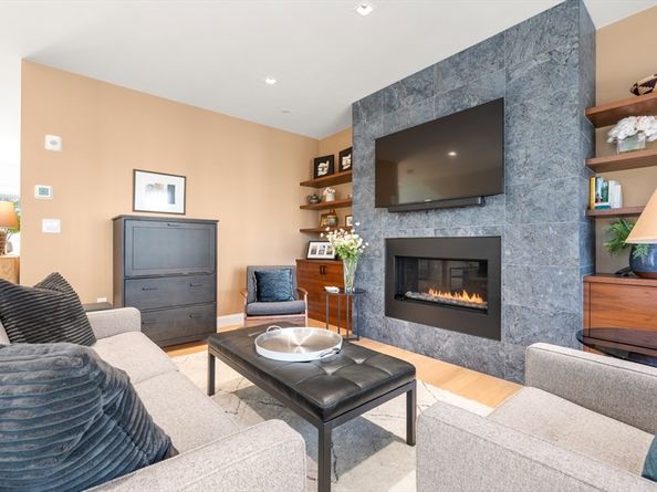 21 Crowninshield Rd 21, Brookline MA 02446