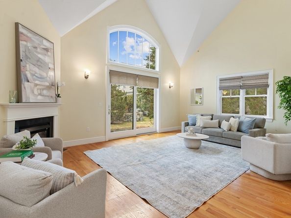 38 Courtyard Pl, Lexington MA 02420