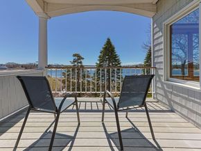 12 Groveland St, Wareham MA 02532