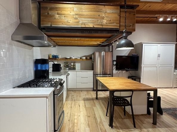 21 Wormwood St 218, Boston MA 02210