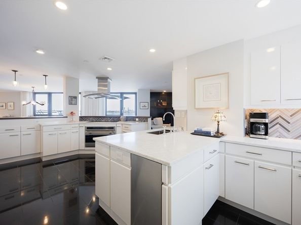 2001 Marina Dr 707, Quincy MA 02171