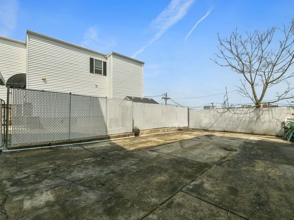 127 Beacon St, Chelsea MA 02150