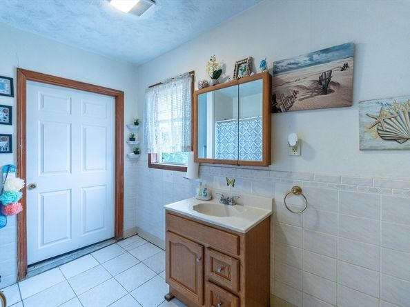 12 Charles St, Brockton MA 02301