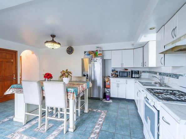 12 Charles St, Brockton MA 02301
