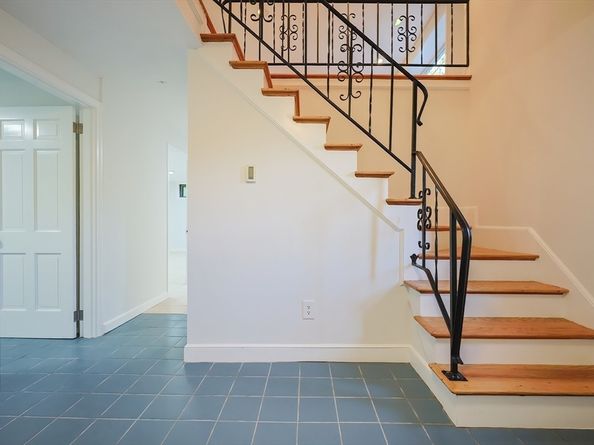 327 Singletary Ln, Framingham MA 01702