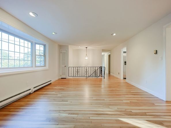 327 Singletary Ln, Framingham MA 01702