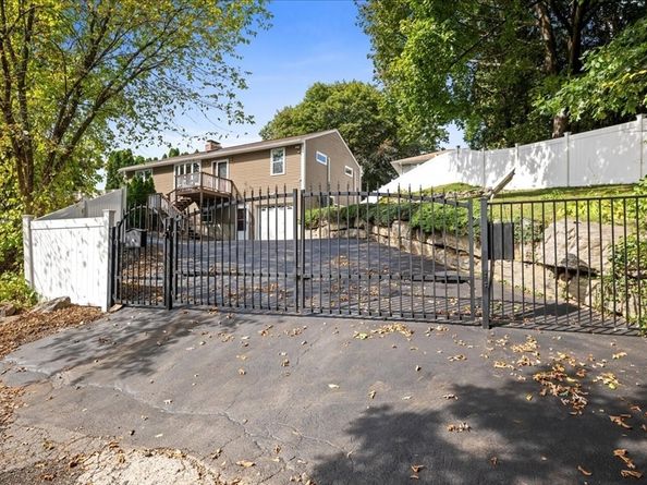 31 Crane St, Worcester MA 01604