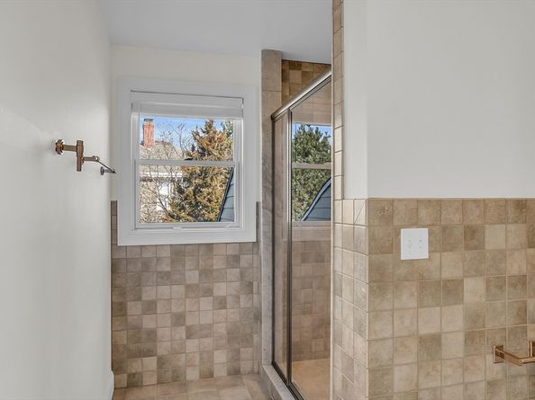 3 Cliff St, Nahant MA 01908