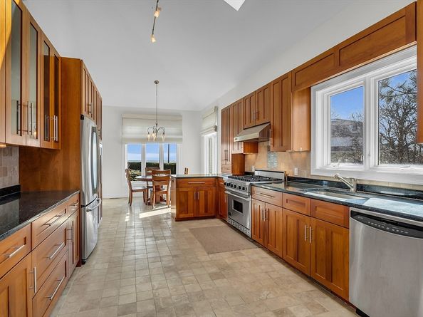 3 Cliff St, Nahant MA 01908