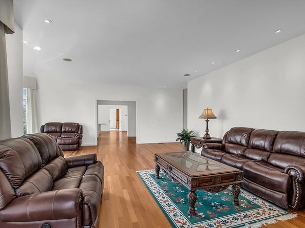 3 Cliff St, Nahant MA 01908