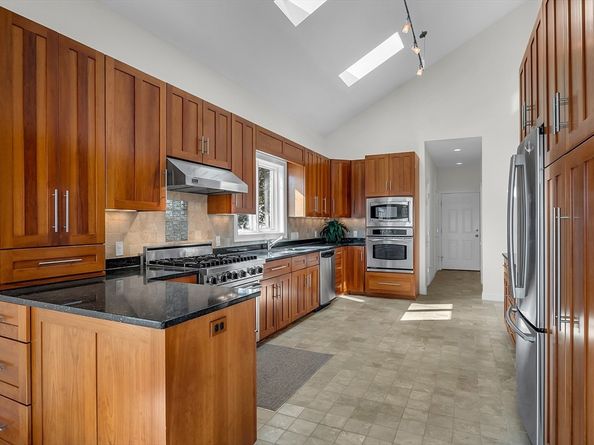 3 Cliff St, Nahant MA 01908
