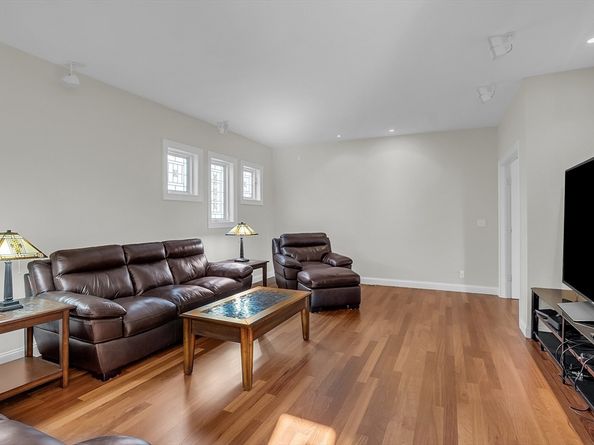 3 Cliff St, Nahant MA 01908