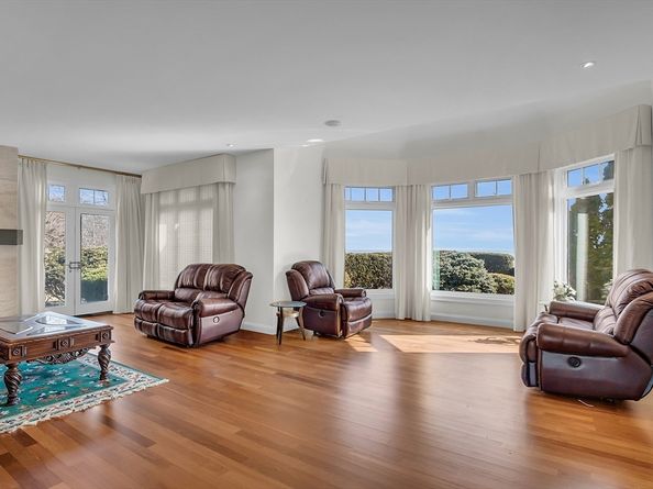 3 Cliff St, Nahant MA 01908