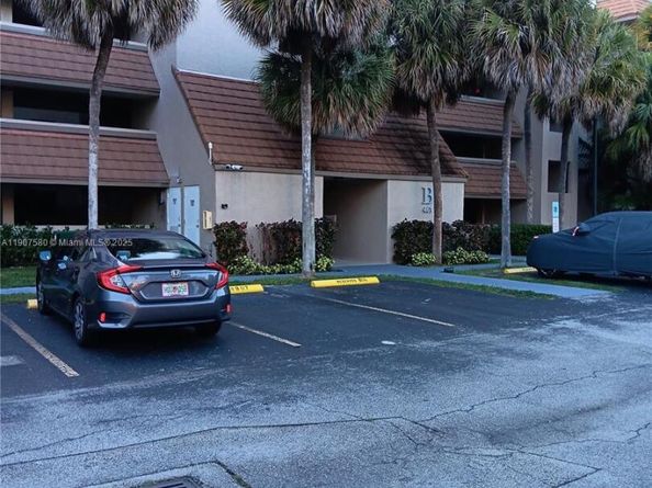 461 Ives Dairy Rd 3042, Miami FL 33179