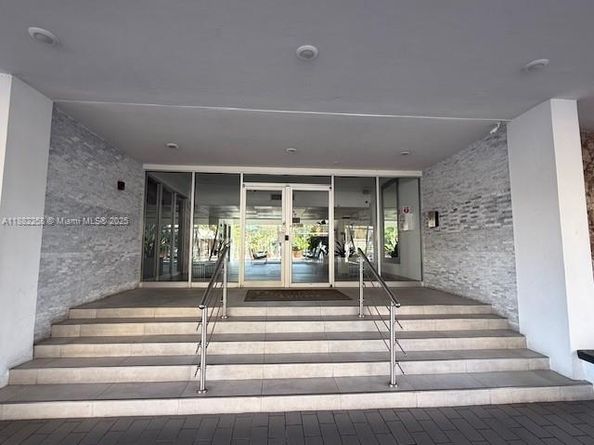 401 Golden Isles Dr 415, Hallandale Beach FL 33009