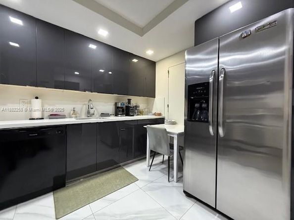 401 Golden Isles Dr 415, Hallandale Beach FL 33009