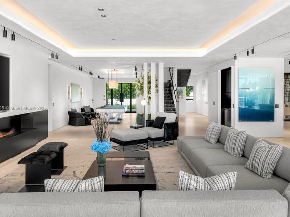 2401 Spanish River Rd, Boca Raton FL 33432