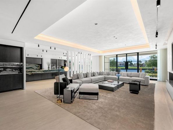 2401 Spanish River Rd, Boca Raton FL 33432