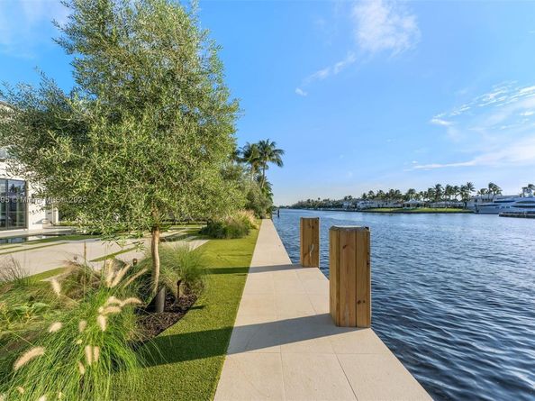 2401 Spanish River Rd, Boca Raton FL 33432
