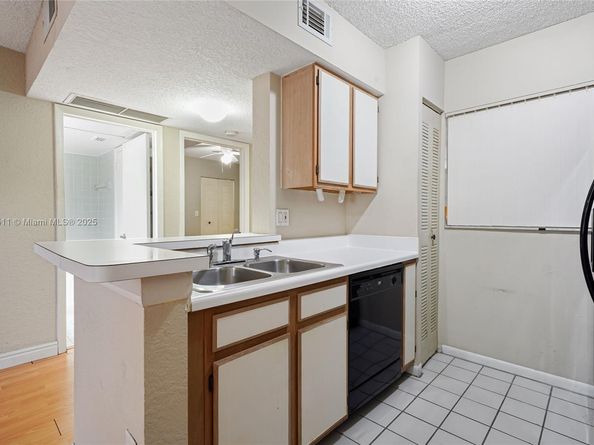 2871 N Oakland Forest Dr 210, Oakland Park FL 33309