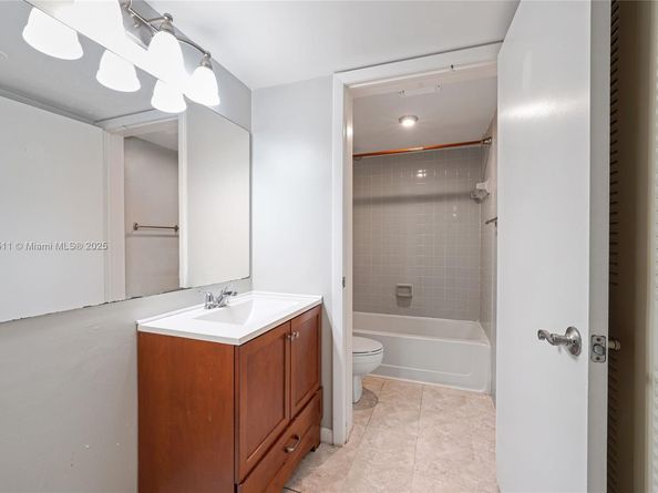 2871 N Oakland Forest Dr 210, Oakland Park FL 33309