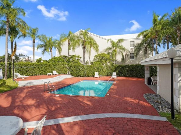 2871 N Oakland Forest Dr 210, Oakland Park FL 33309