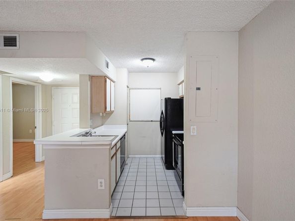 2871 N Oakland Forest Dr 210, Oakland Park FL 33309