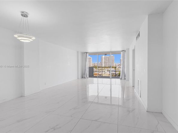 3545 NE 166th St 1004, North Miami Beach FL 33160