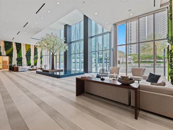 851 NE 1st Ave 2809, Miami FL 33132