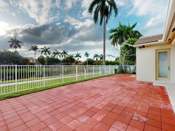 4713 Village Way, Davie FL 33314